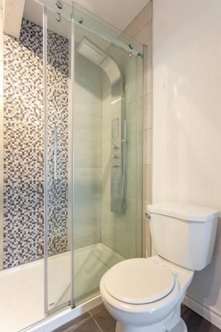 Lovely Rental Unit With Balcony~ Autoroute 40 Montreal Luaran gambar